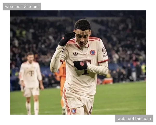 特写：凯恩安慰罚失点球的穆西亚拉，两人背影略显落寞