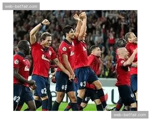 战术板复盘：剖析朗斯队高位压迫失灵，里昂反击制胜的战术细节。