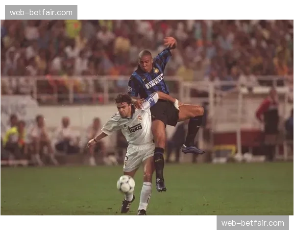 特写：38岁的纳乔替补登场，在伯纳乌观众掌声中完成皇马生涯第350战