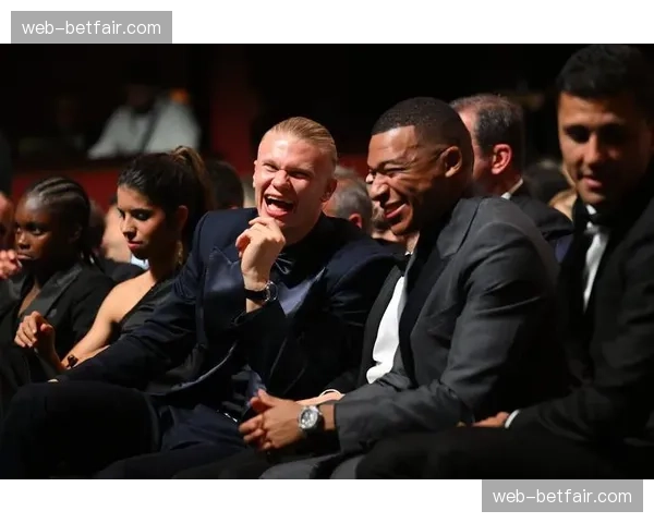 特写：终场哨响，哈兰德与姆巴佩交换球衣，低声耳语